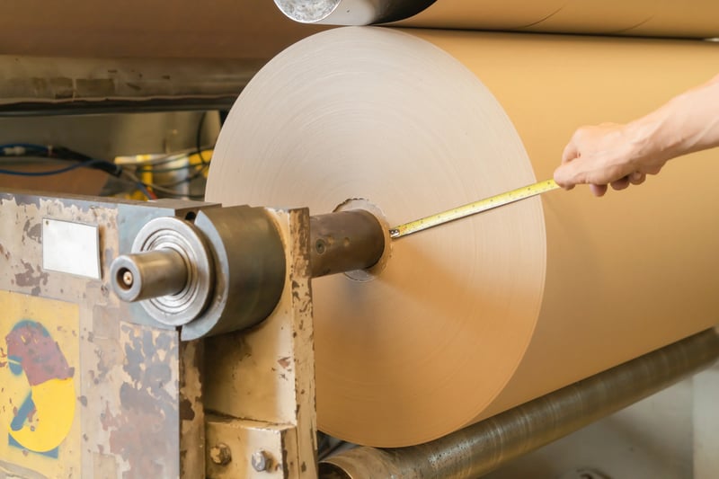 Medição de bobina em equipamento industrial para controle de insumos e planejamento de manutenção, fator essencial para reduzir o lead time na operação.