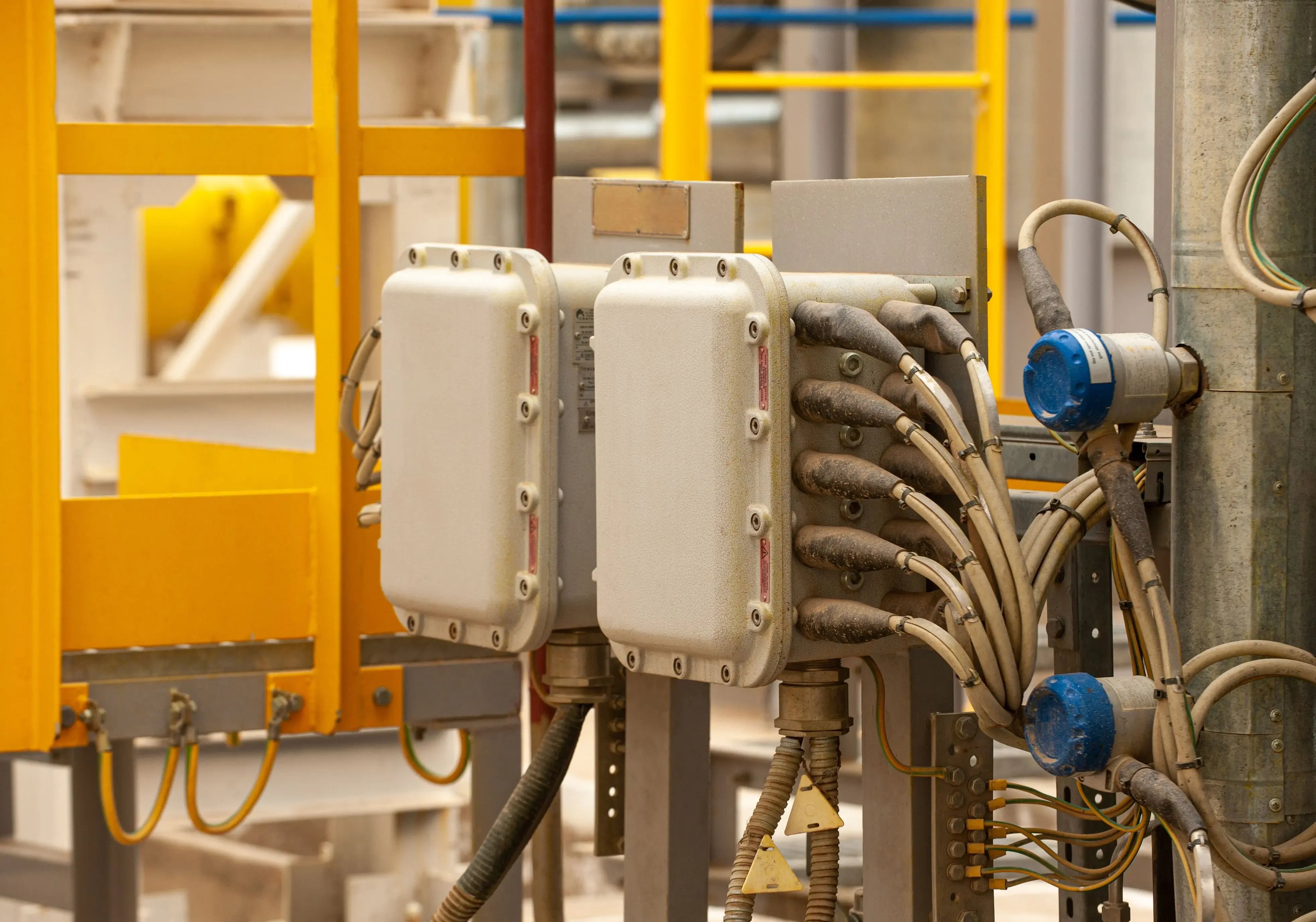 Sensores inteligentes instalados em equipamentos industriais para monitoramento de pressão e fluxo em ambiente de produção