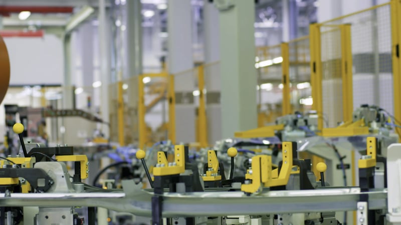 Equipamentos industriais em uma linha de produção automatizada utilizando sistemas flexíveis de manufatura, com dispositivos de controle e integração de sistemas que aumentam a eficiência operacional e permitem adaptação às demandas do mercado.