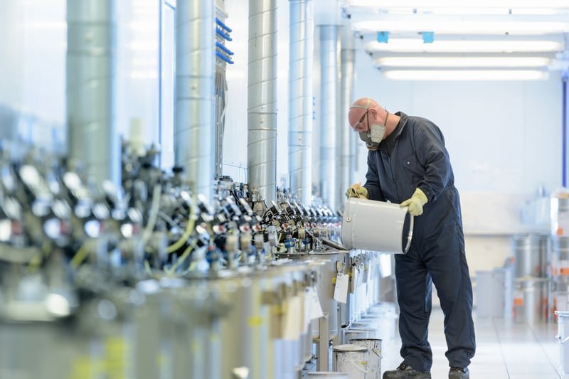 Técnico realizando manutenção preventiva em linha industrial como estratégia para diminuir o custo total de propriedade dos ativos.
