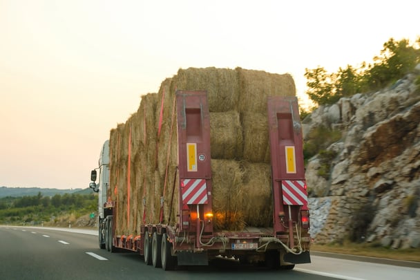 transporte - camión llevando balas