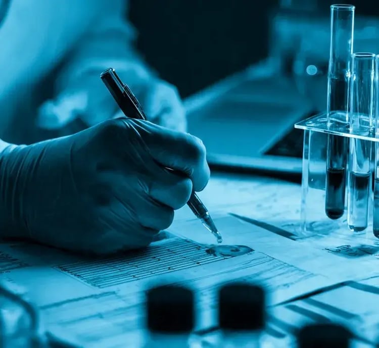 Profissional de laboratório registrando informações, ilustrando os requisitos de rastreabilidade e documentação da RDC 978/2025.