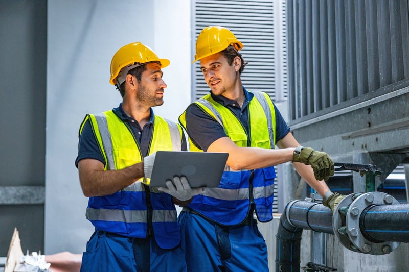 Responsáveis pela gestão da manutenção inspecionando dutos industriais.