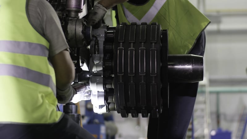Técnico de manutenção realizando manutenção corretiva em equipamento industrial para reduzir falhas e aumentar a eficiência operacional.