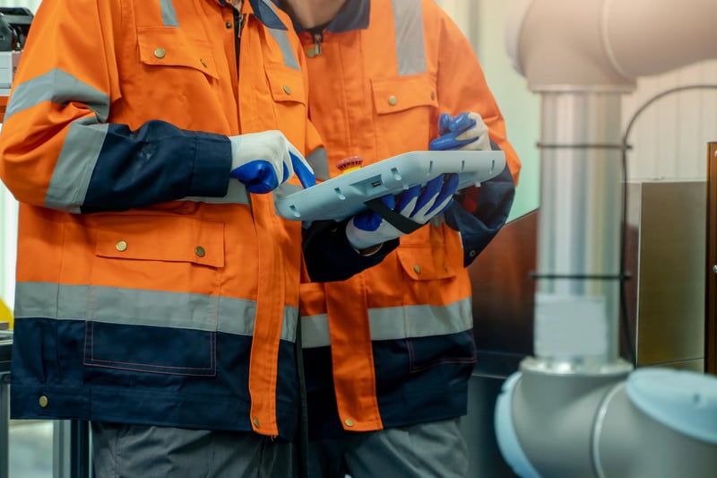 Profissionais de manutenção utilizando tablet para inspeção com apoio de inteligência artificial na manutenção em ambiente industrial