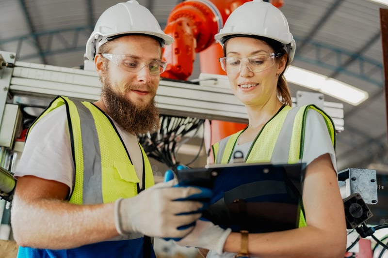 PCM (Planejamento e Controle da Manutenção) sendo aplicado por técnicos em ambiente industrial
