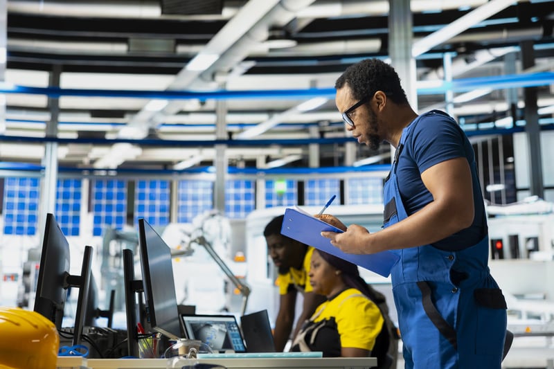 Equipe técnica analisando dados industriais para reduzir custos de manutenção e melhorar a operação