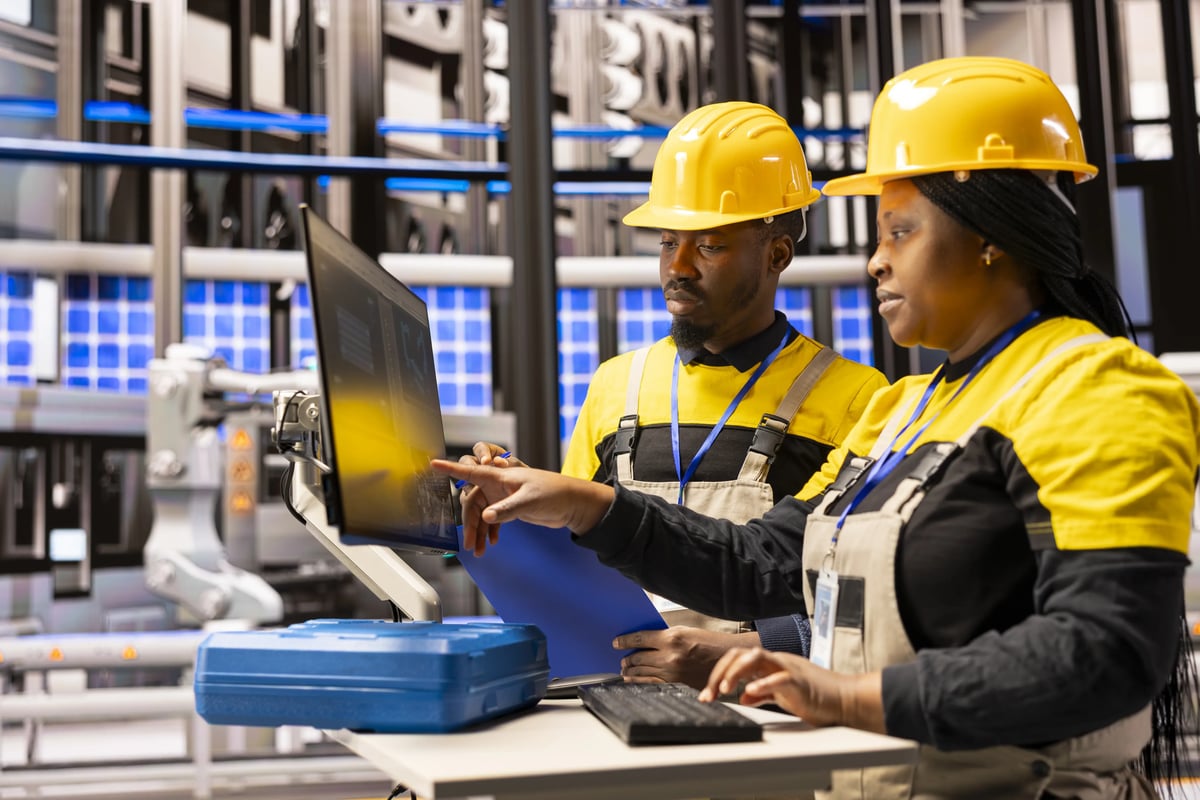 Técnicos analisando dados no sistema de manutenção corretiva, preventiva e preditiva em fábrica automatizada Técnicos analisando dados no sistema de manutenção corretiva, preventiva e preditiva em fábrica automatizada