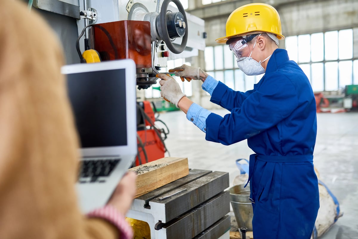 Técnico realiza ajuste em máquina industrial, representando práticas de manutenibilidade. Técnico realiza ajuste em máquina industrial, representando práticas de manutenibilidade.