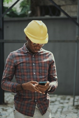 Homem em pé com chapéu

Descrição gerada automaticamente