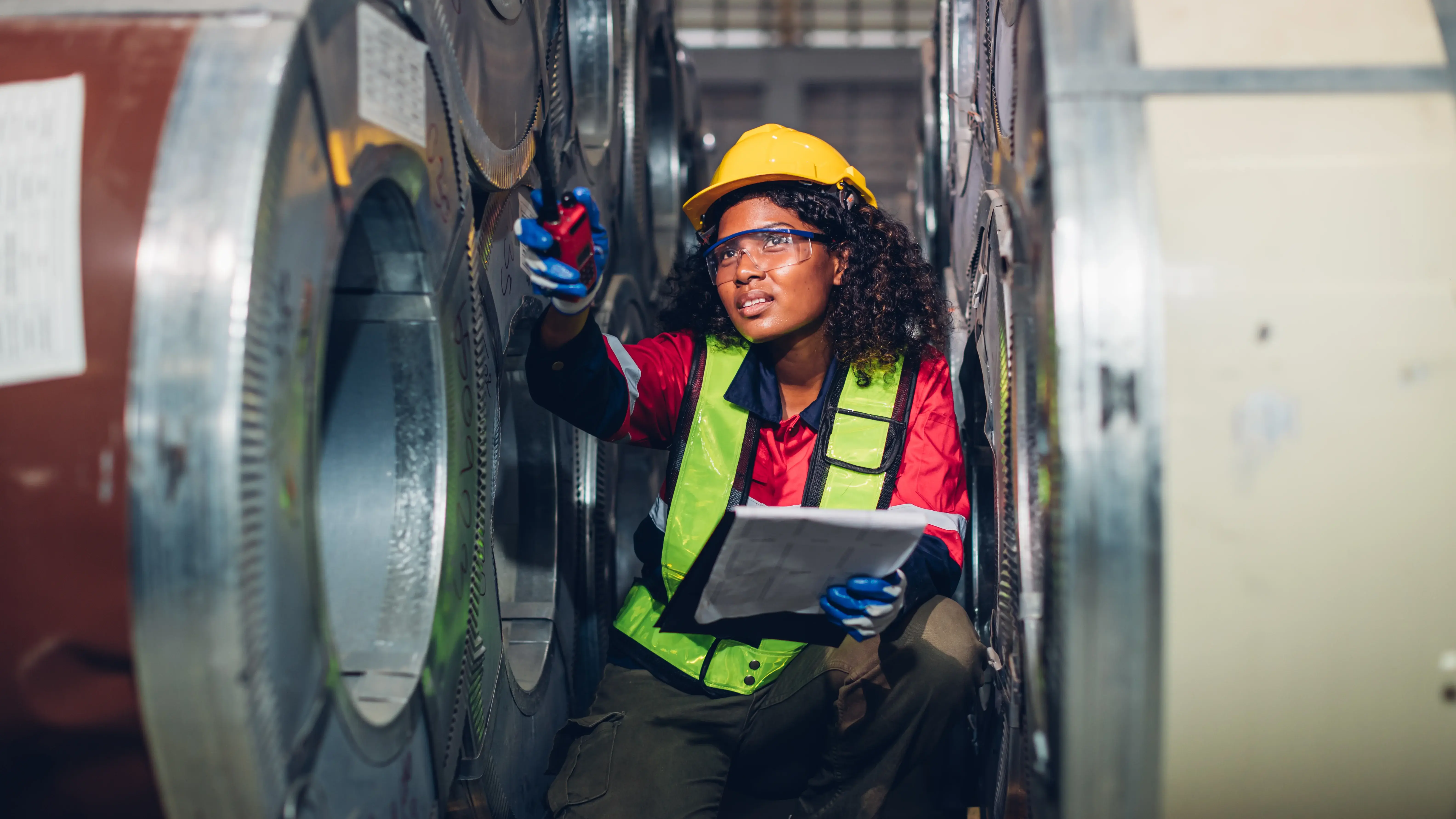 profissional de manutenção mapeando processos de acordo com pfmea