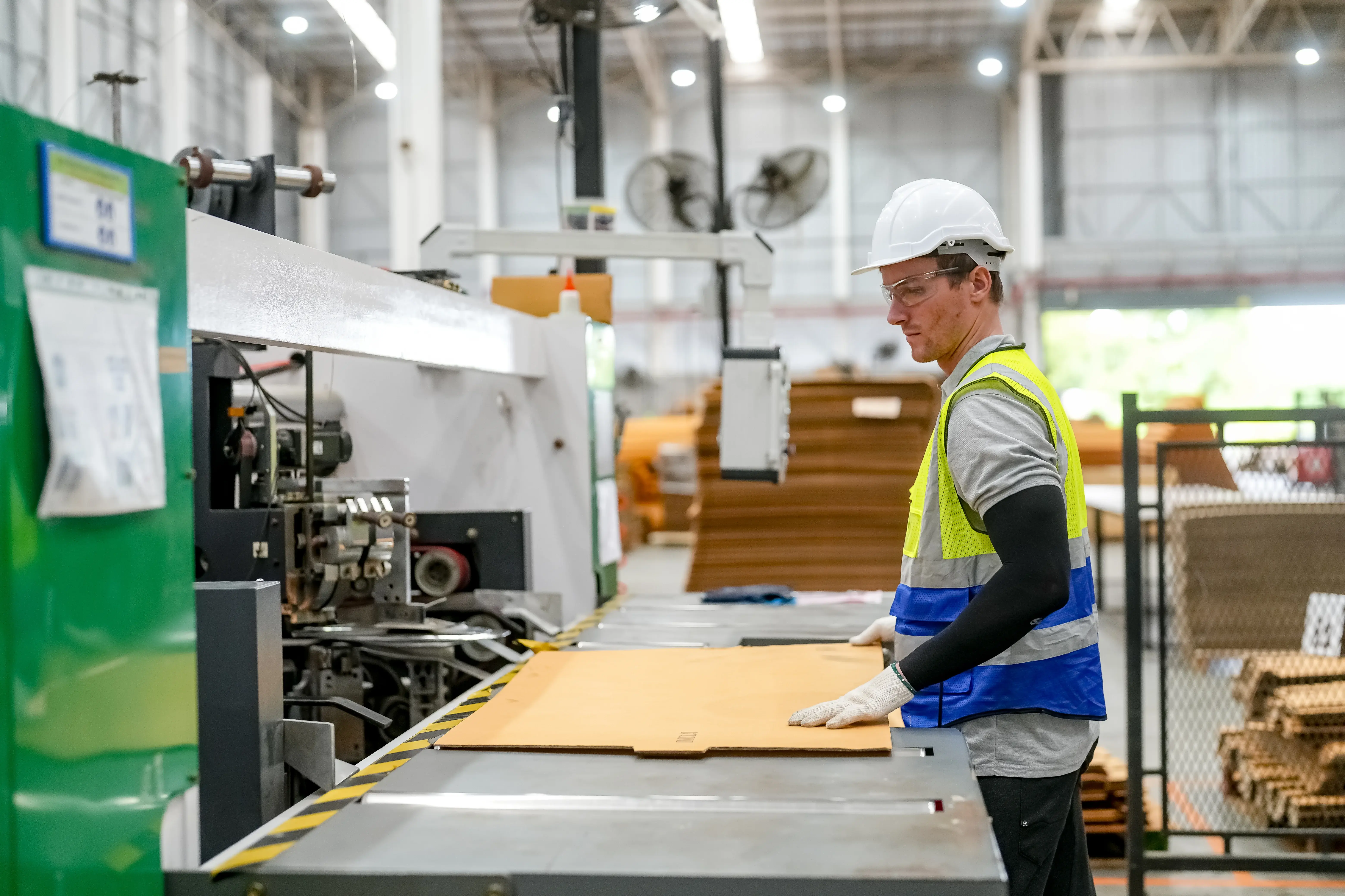 Operador industrial executando atividade em máquina de produção durante processo de manutenção, etapa que impacta diretamente o lead time operacional.
