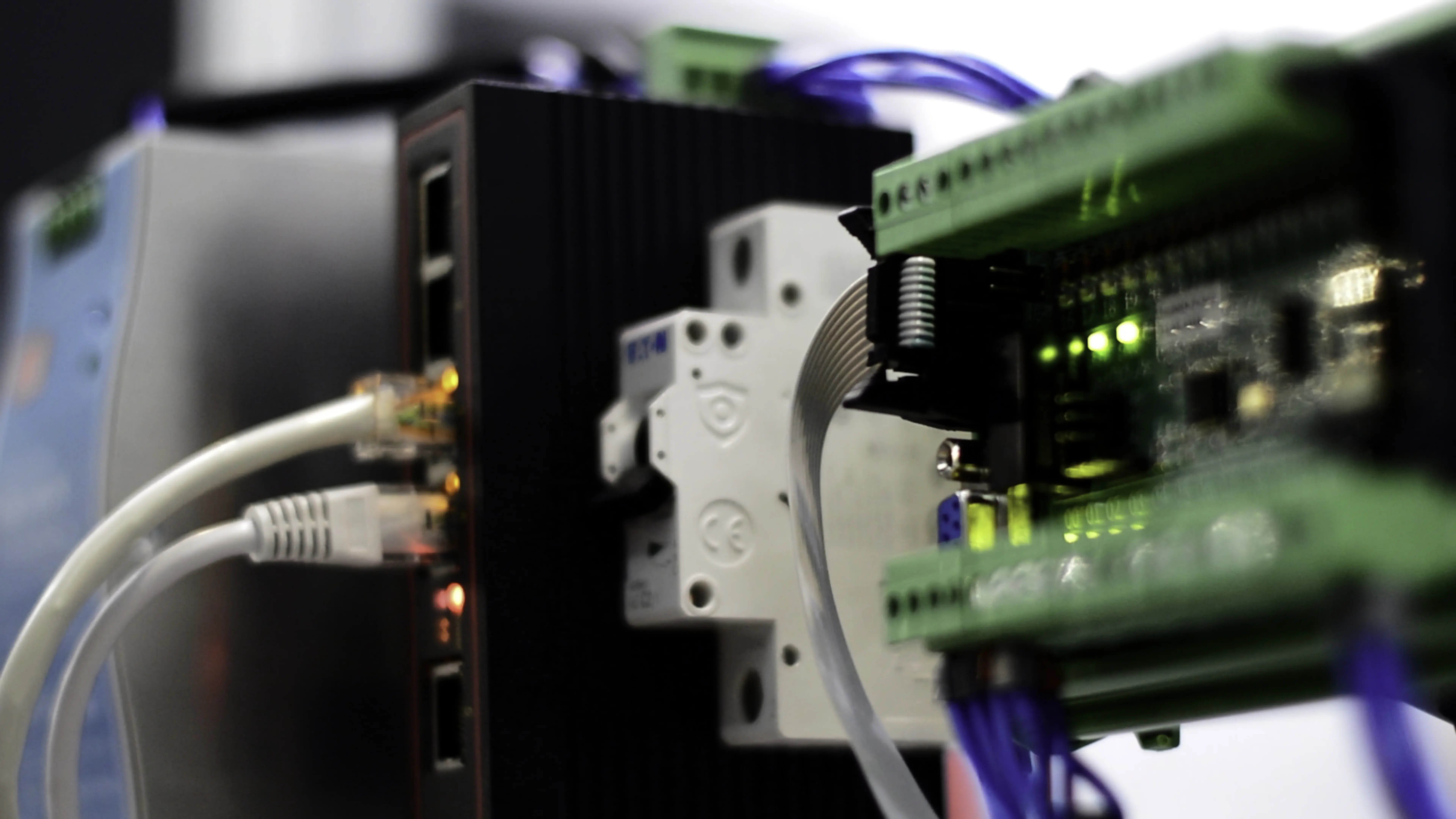 Sensores inteligentes industriais conectados por cabos e wi fi em sistema de automação com monitoramento de dados em tempo real.