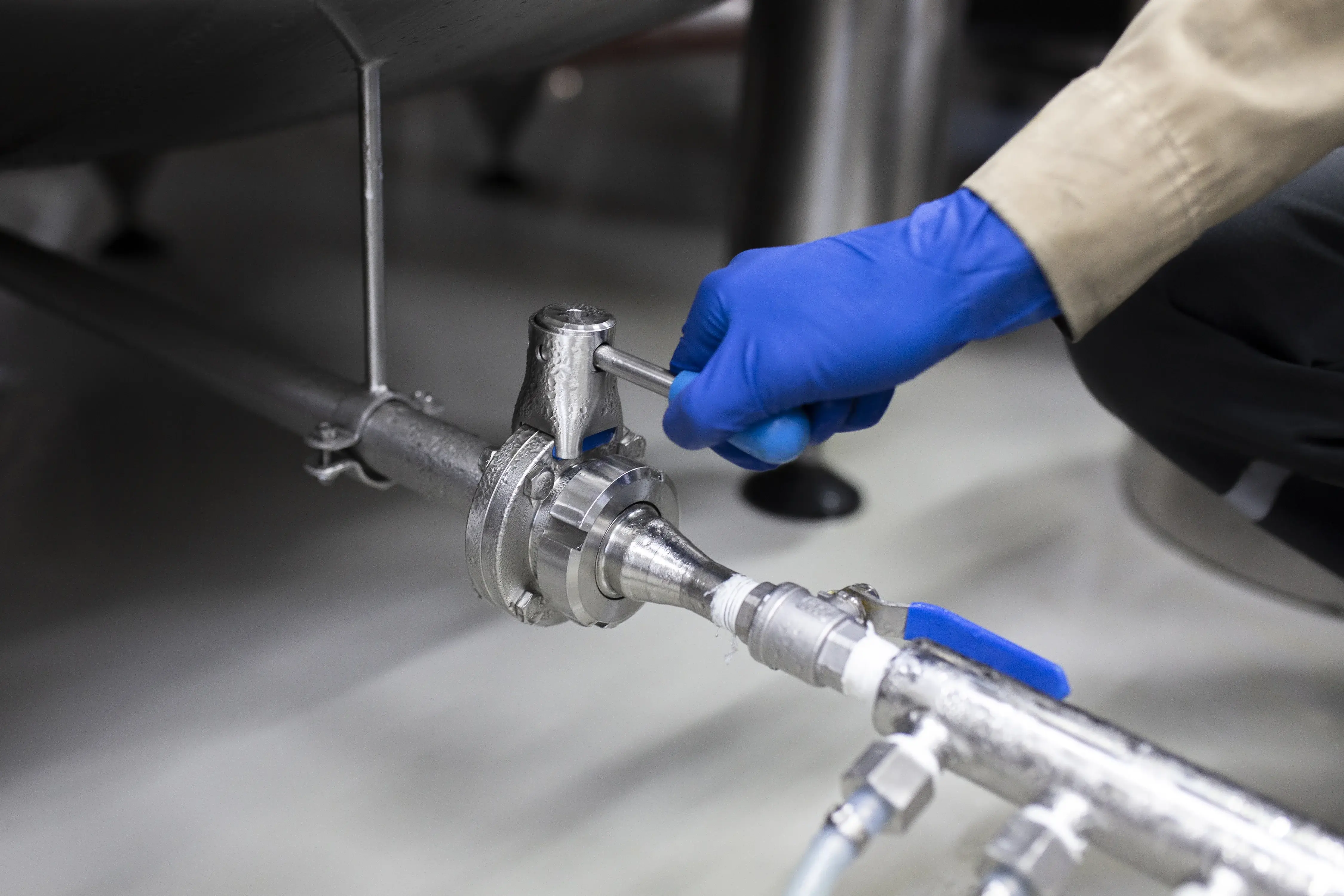 Manutenção industrial em válvula e tubulação metálica para reduzir o custo total de propriedade ao longo do ciclo de vida do ativo.