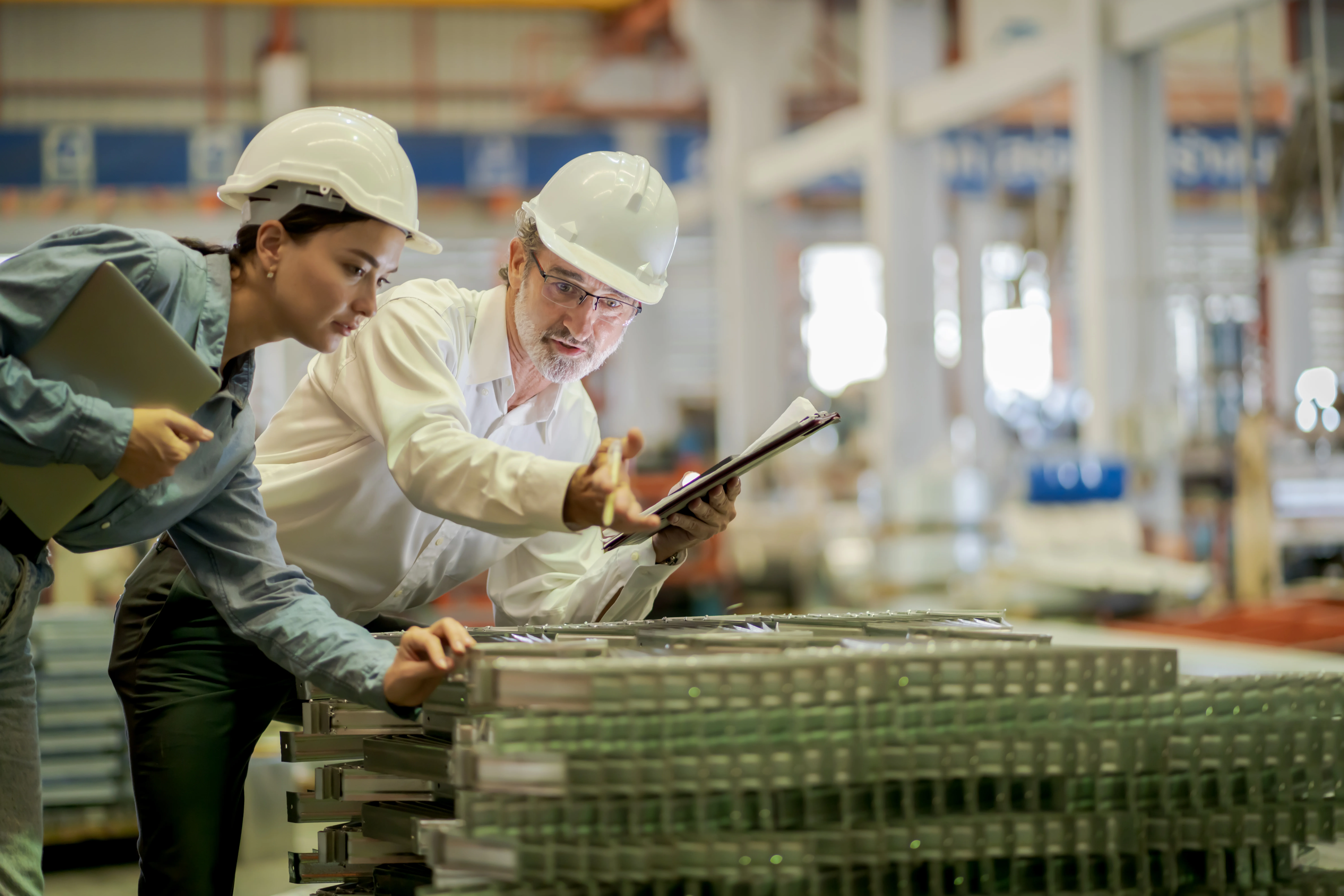 Profissionais avaliando equipamentos industriais durante análise de criticidade para priorização de ativos e prevenção de falhas