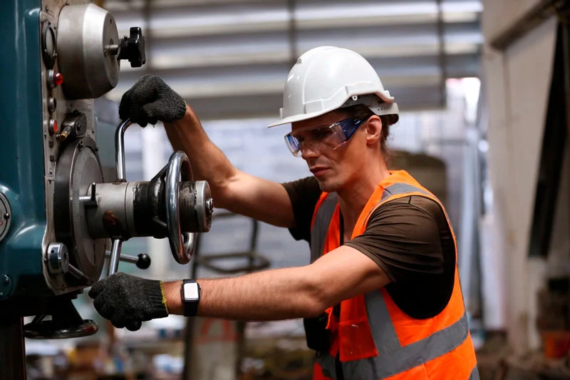 técnico industrial trabalhando