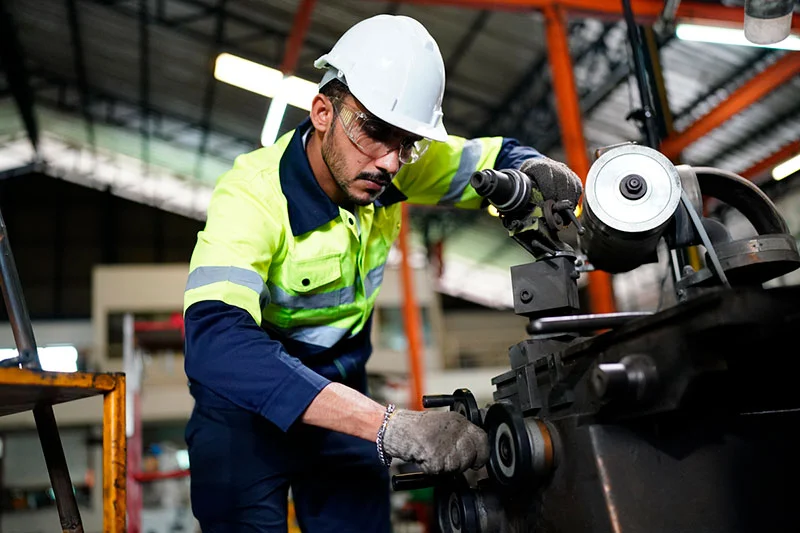 Técnico de manutenção fazendo reparo em uma máquina