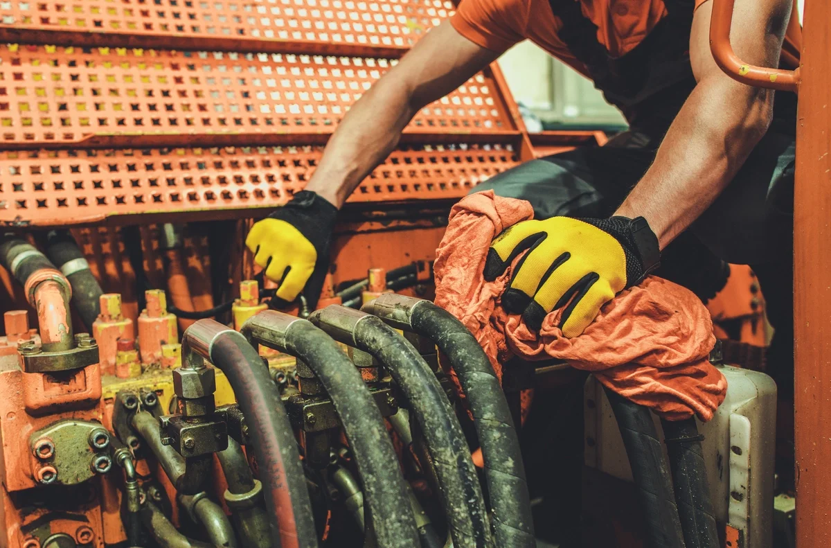 Técnico de manutenção realizando manutenção em um ativo físico industrial