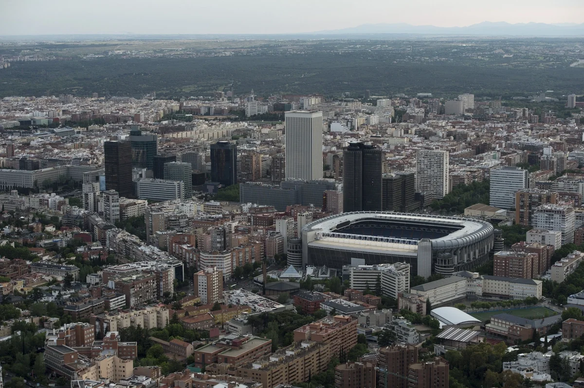 Santiago Bernabéu visto no horizonte de Madrid