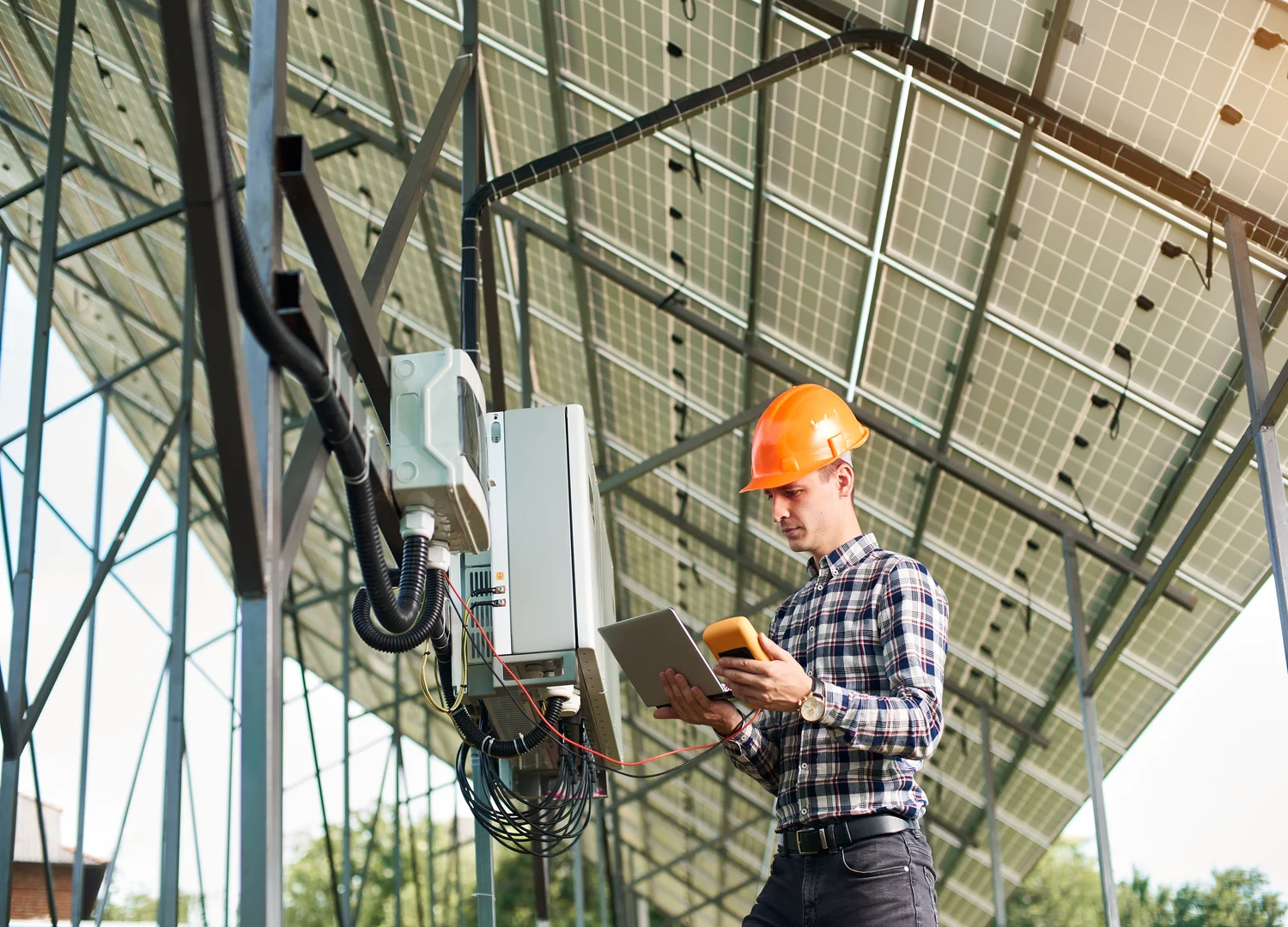 Maintenance technician performing inspection and diagnosis with the help of an IoT sensor.