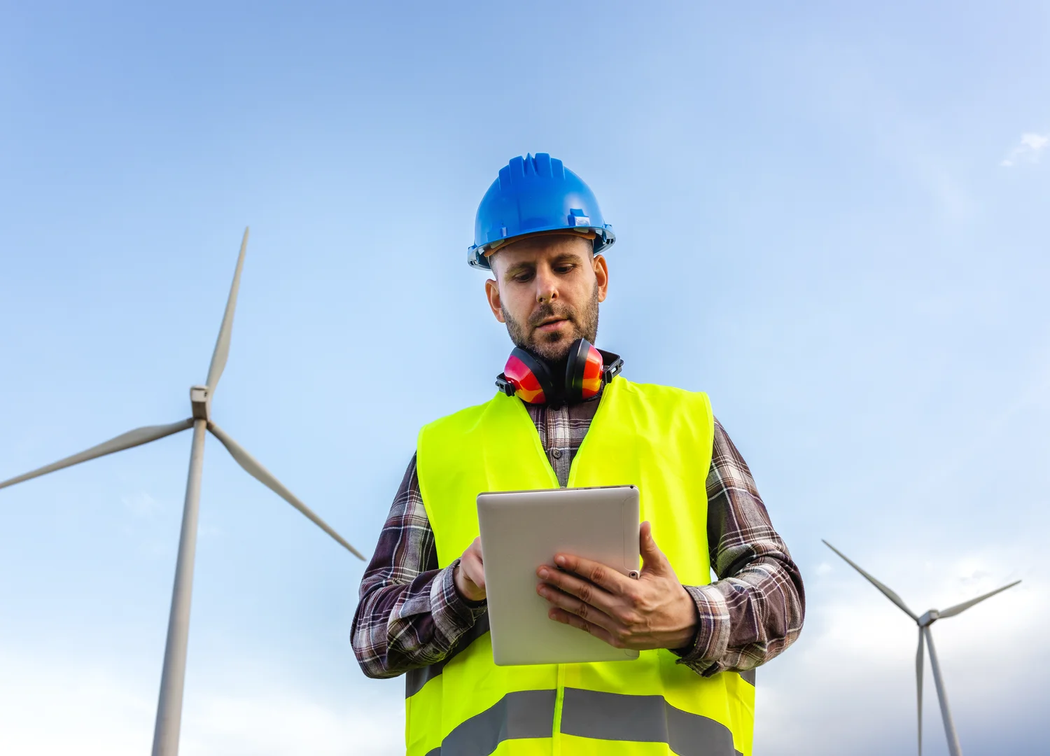 técnico de mantenimiento analisando datos en un tablet para hacer actividades de mantenimiento