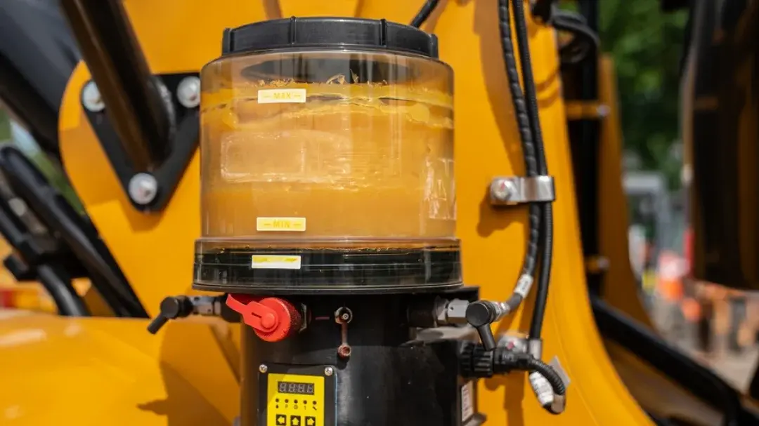 Sistema de lubricación activado automaticanente conforme el uso de la máquina.