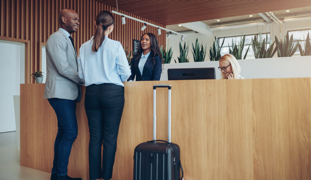 Cuatro personas charlando en la recepción de un hotel