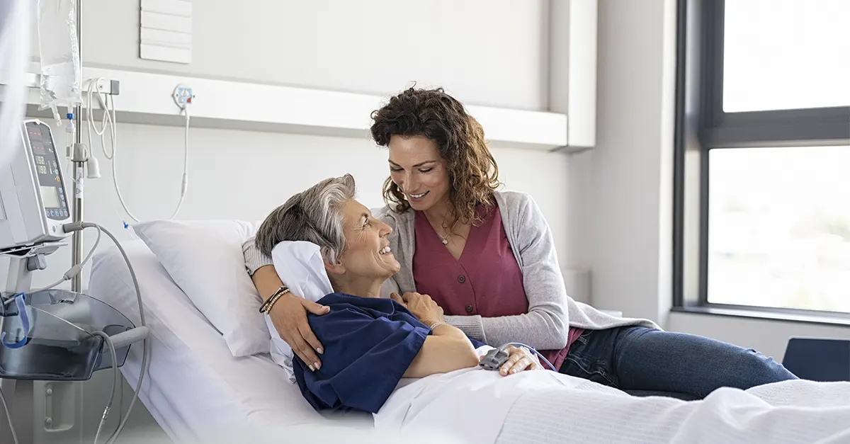 Hija abrazando a su madre en el hospital