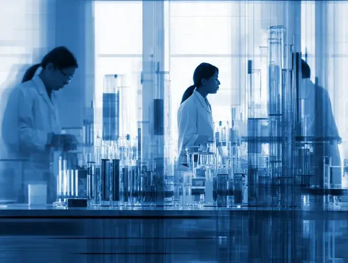 Profissionais trabalhando em laboratório, representando serviços que precisam se adequar à RDC 978/2025 da Anvisa.