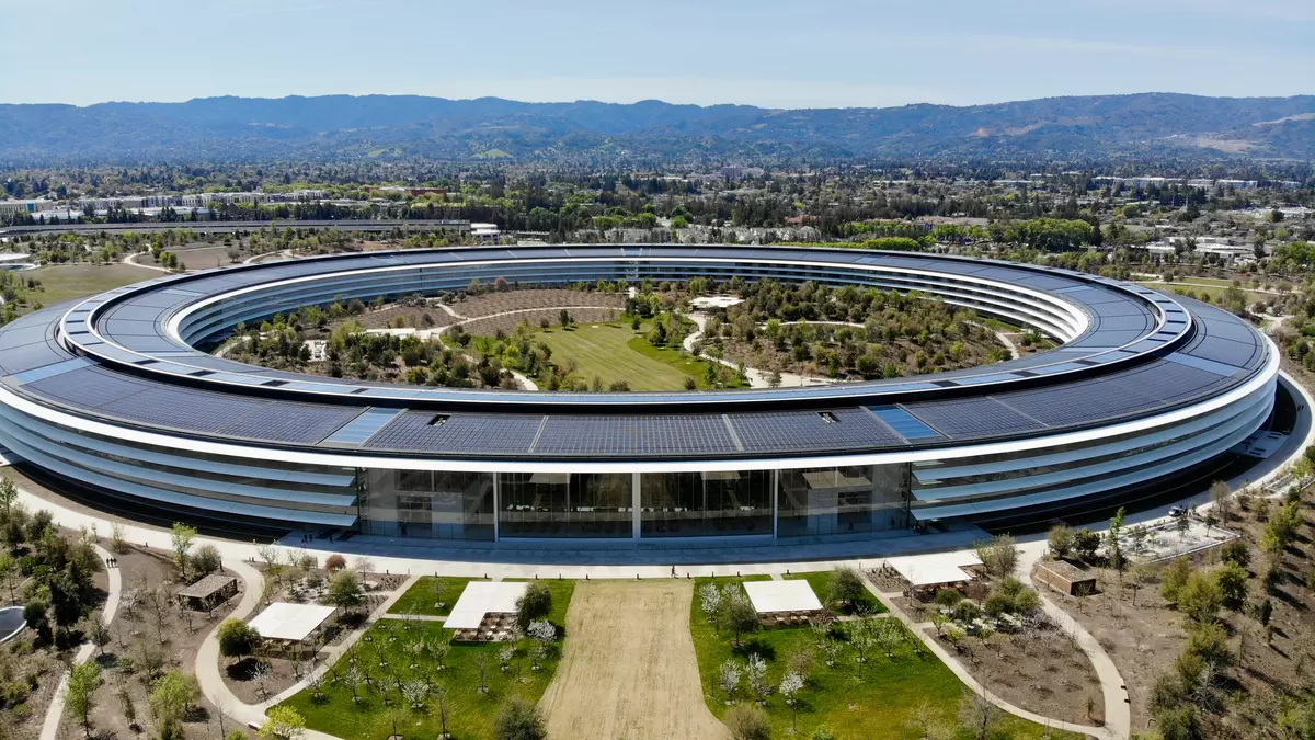 Lugar de trabajo e instalaciones de Apple Park vistos desde el exterior