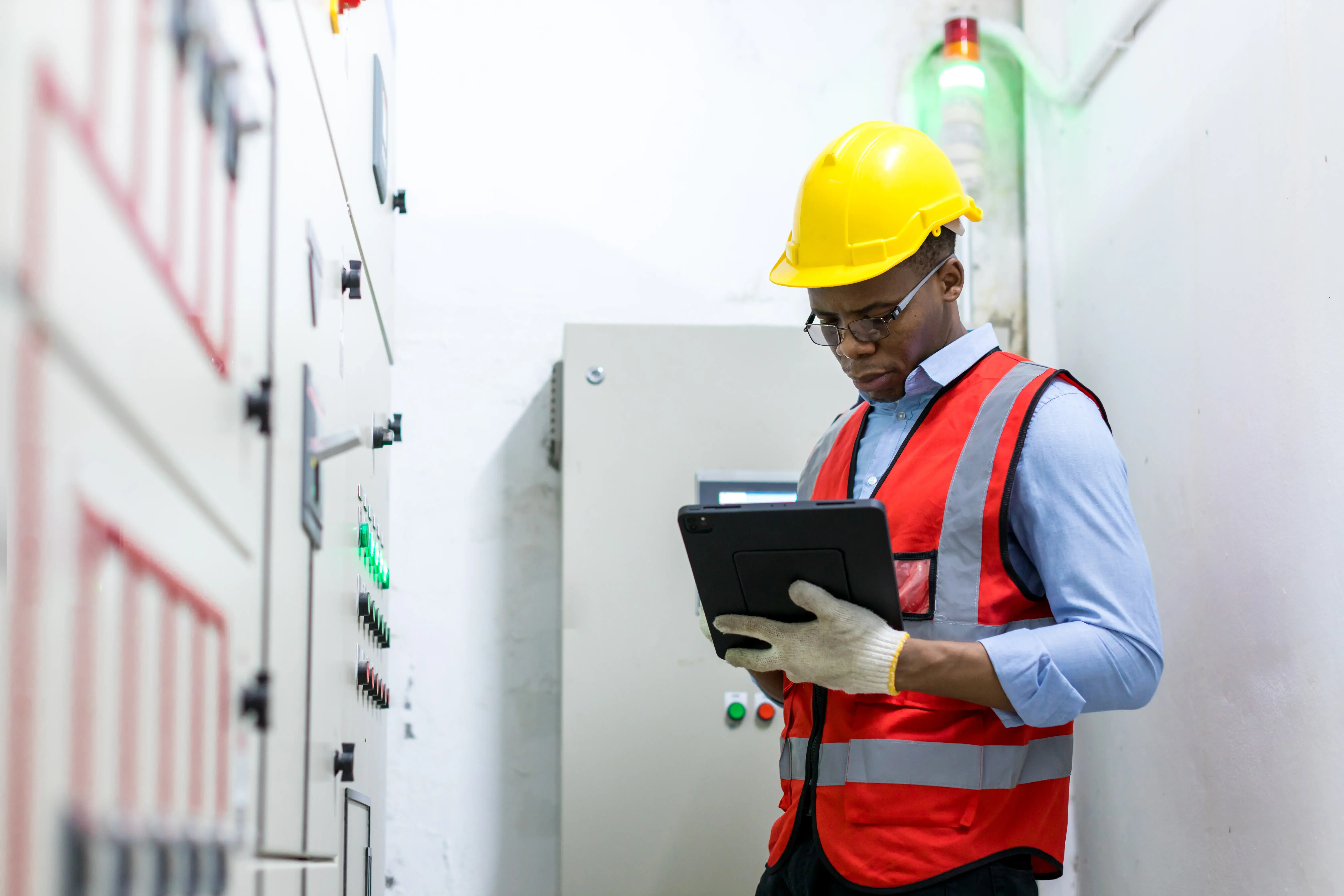 NR-10: o que diz a norma e como adequar a manutenção elétrica