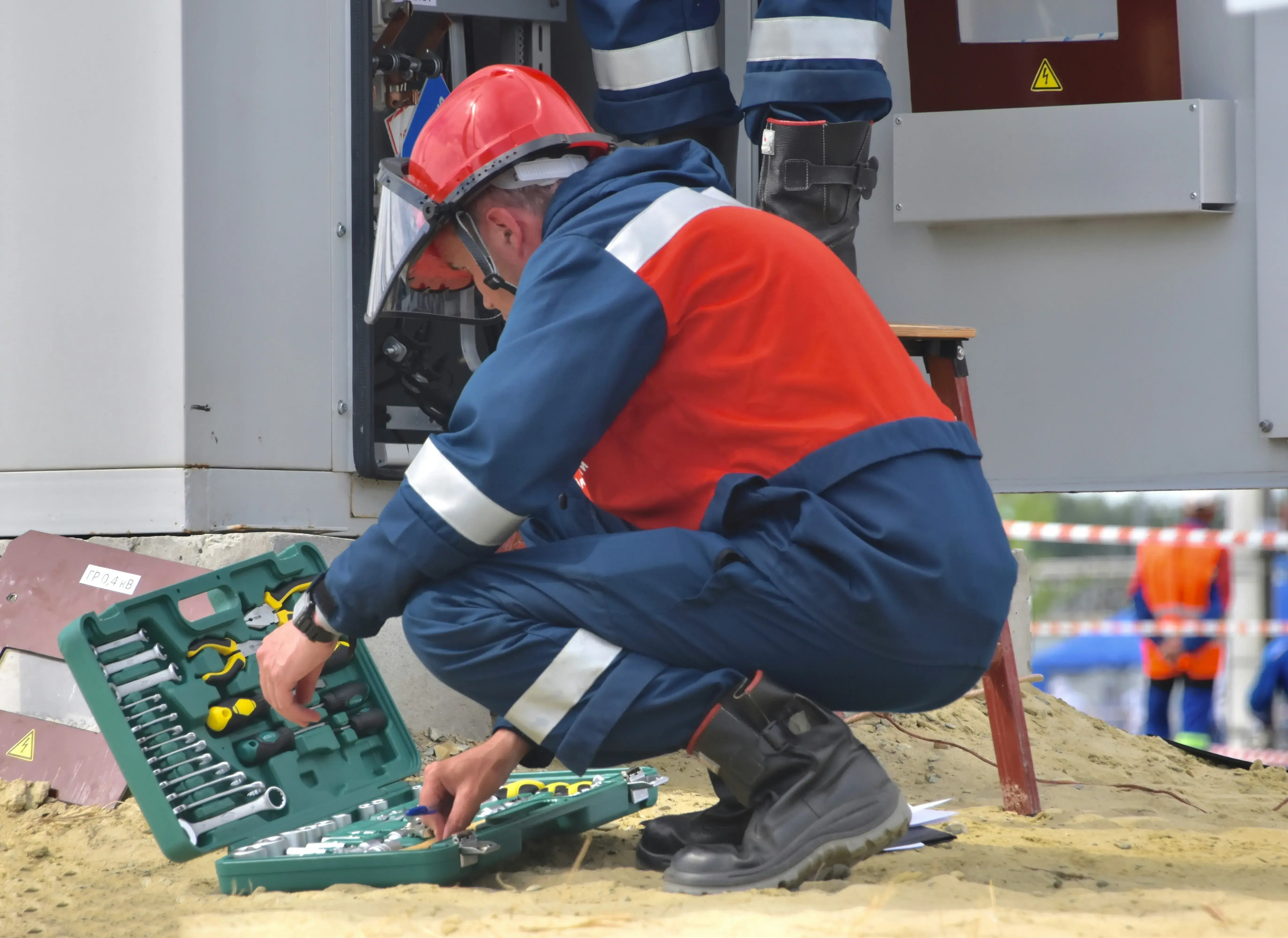 técnico de manutenção executando operação de manutenção em campo