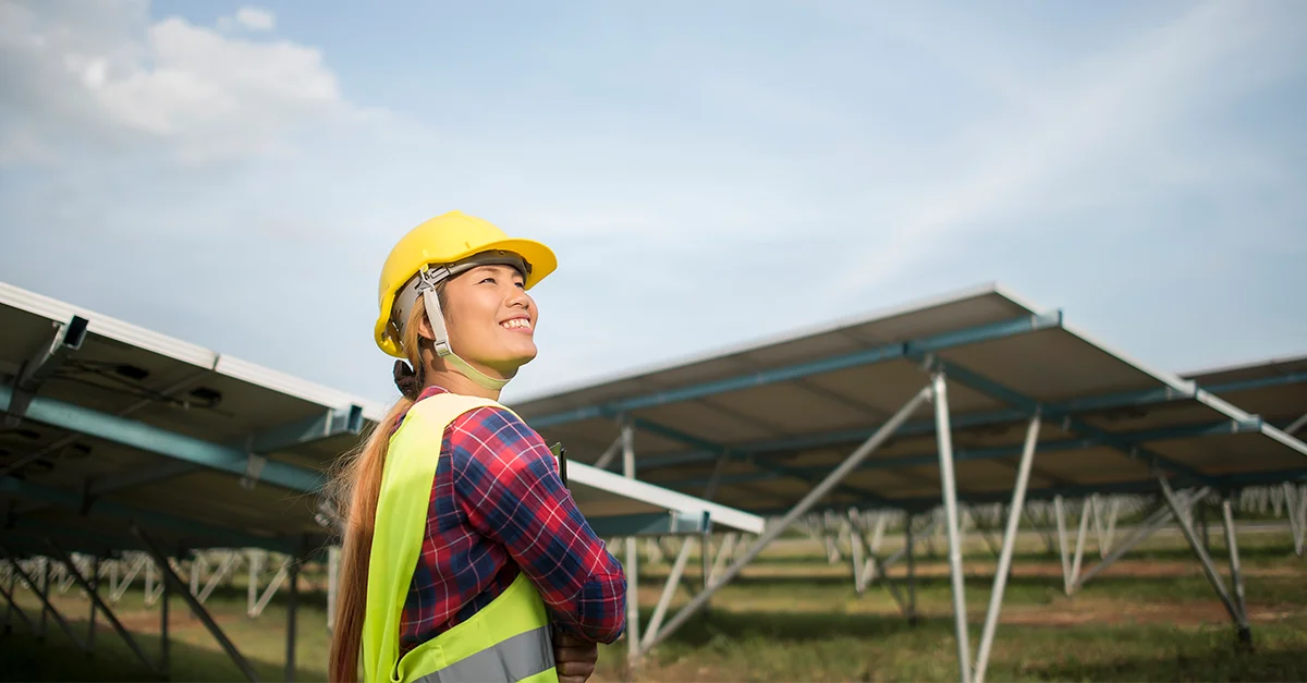 Gestora de manutenção em trabalho com operações de manutenção mais sustentável