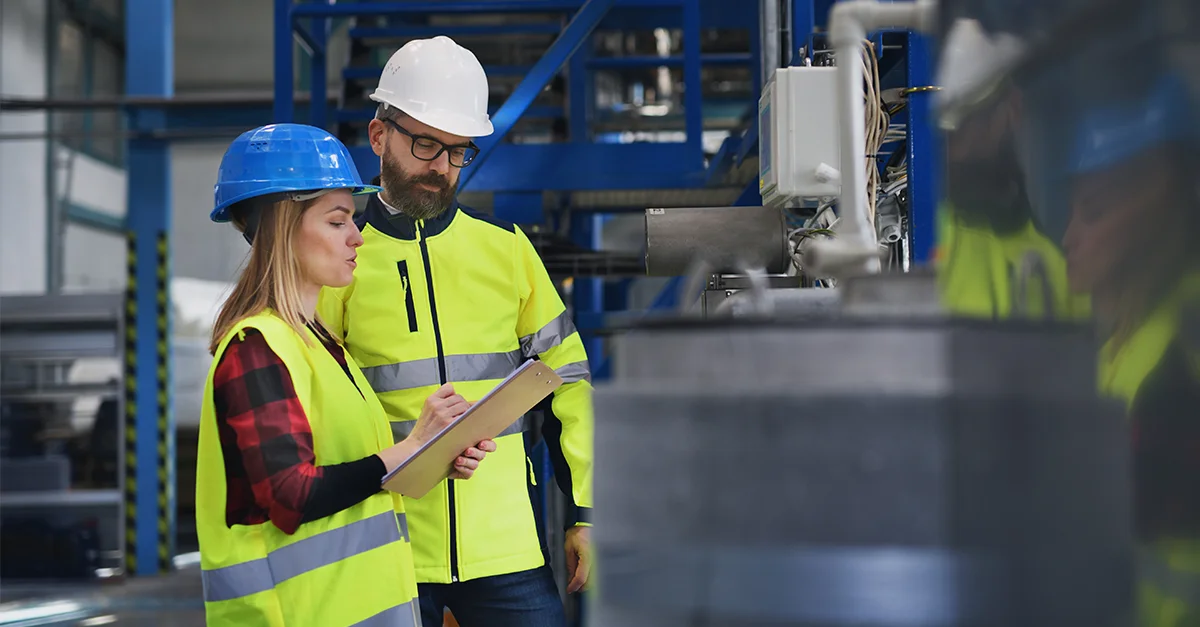 Dos personas comprobando el estado de los activos de la empresa