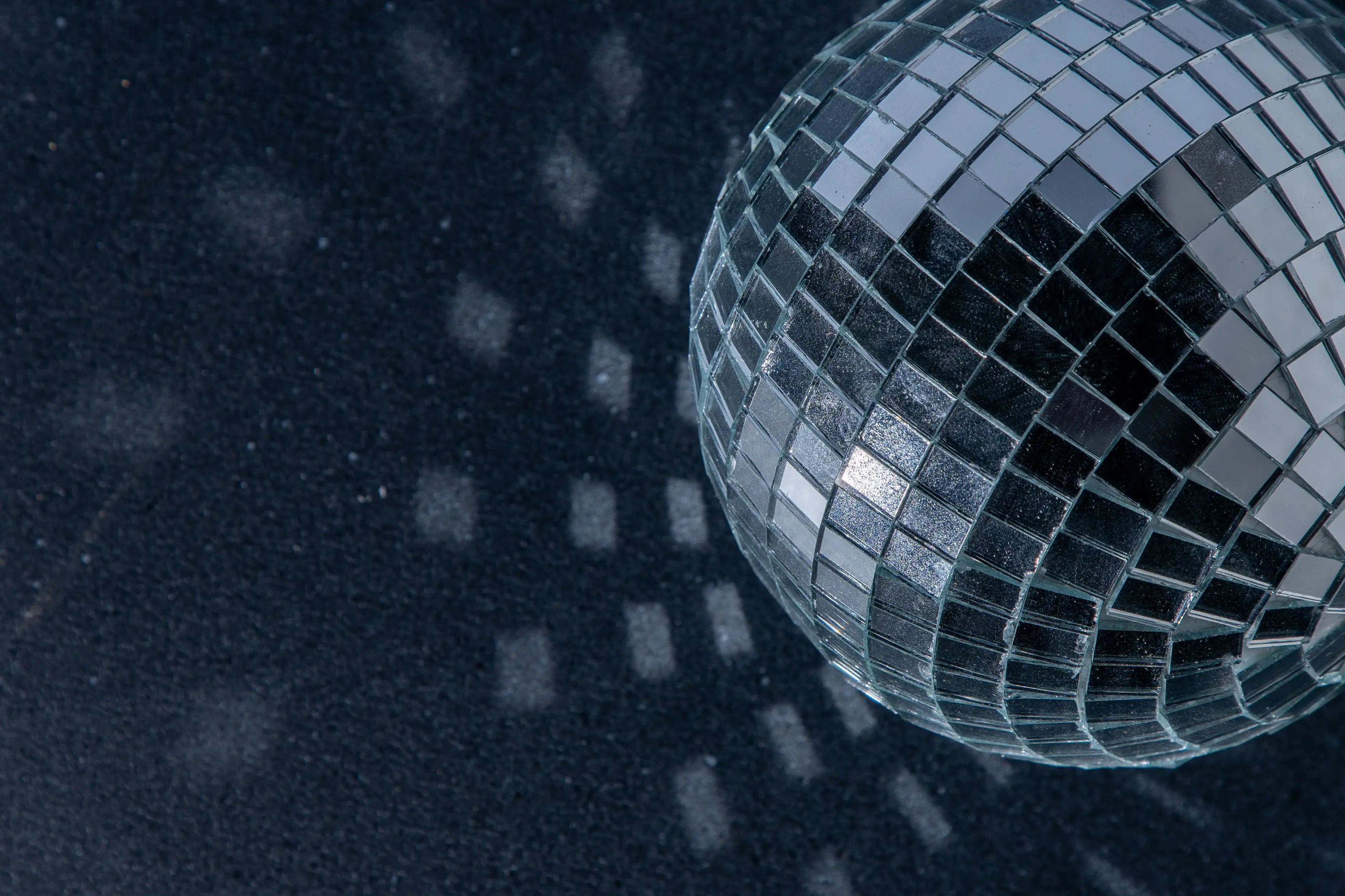 globo de luz de balada no chão, para ilustrar tragédias que poderiam ter sido evitadas com manutenção adequada