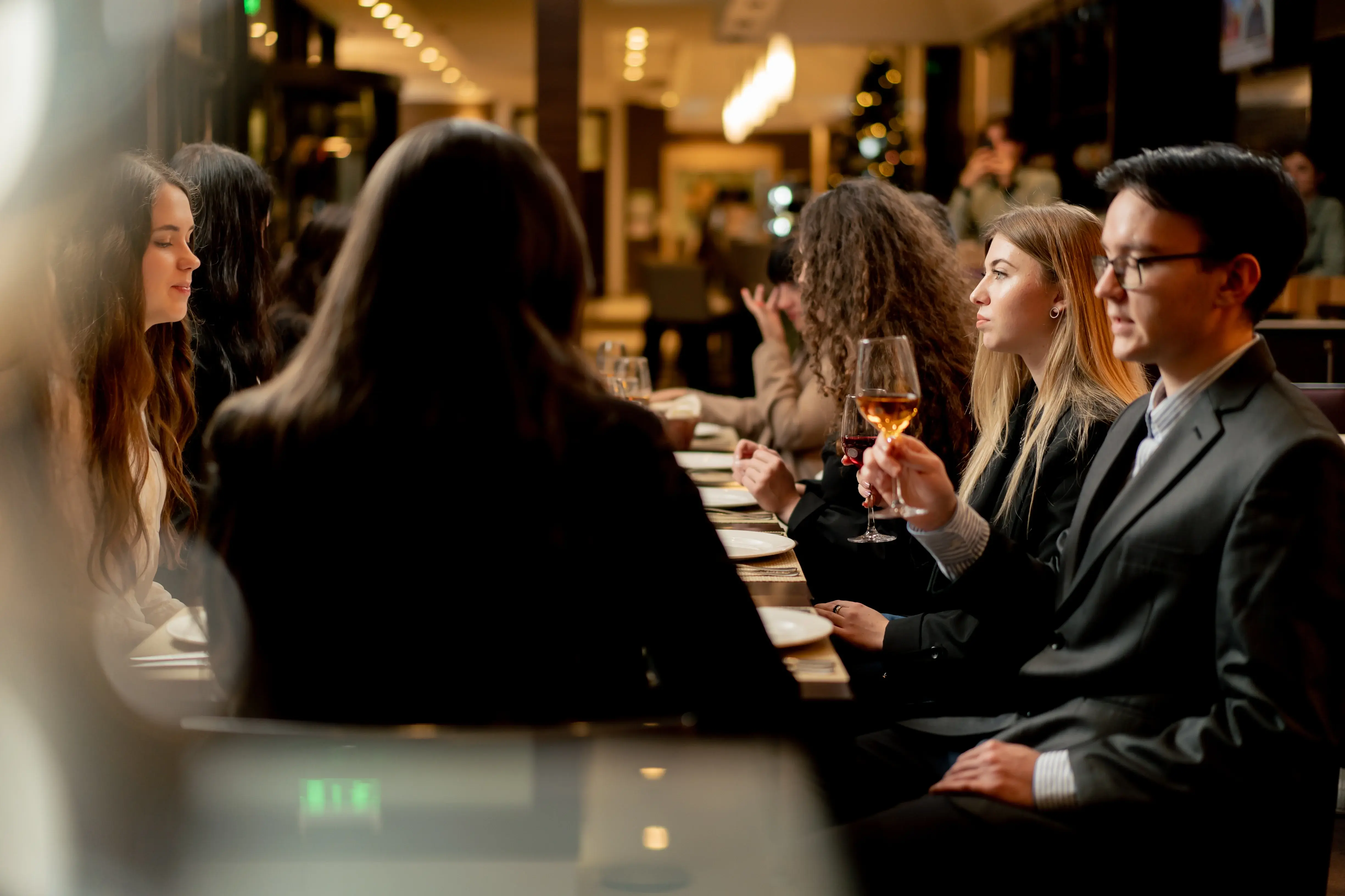 profissionais em um jantar de networking