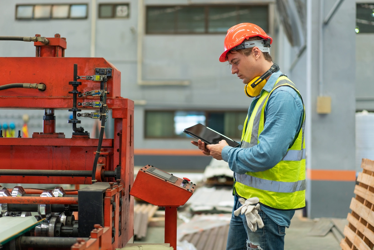 Engenheiro de manutenção analisando os custos da manutenção e gestão de ativos 