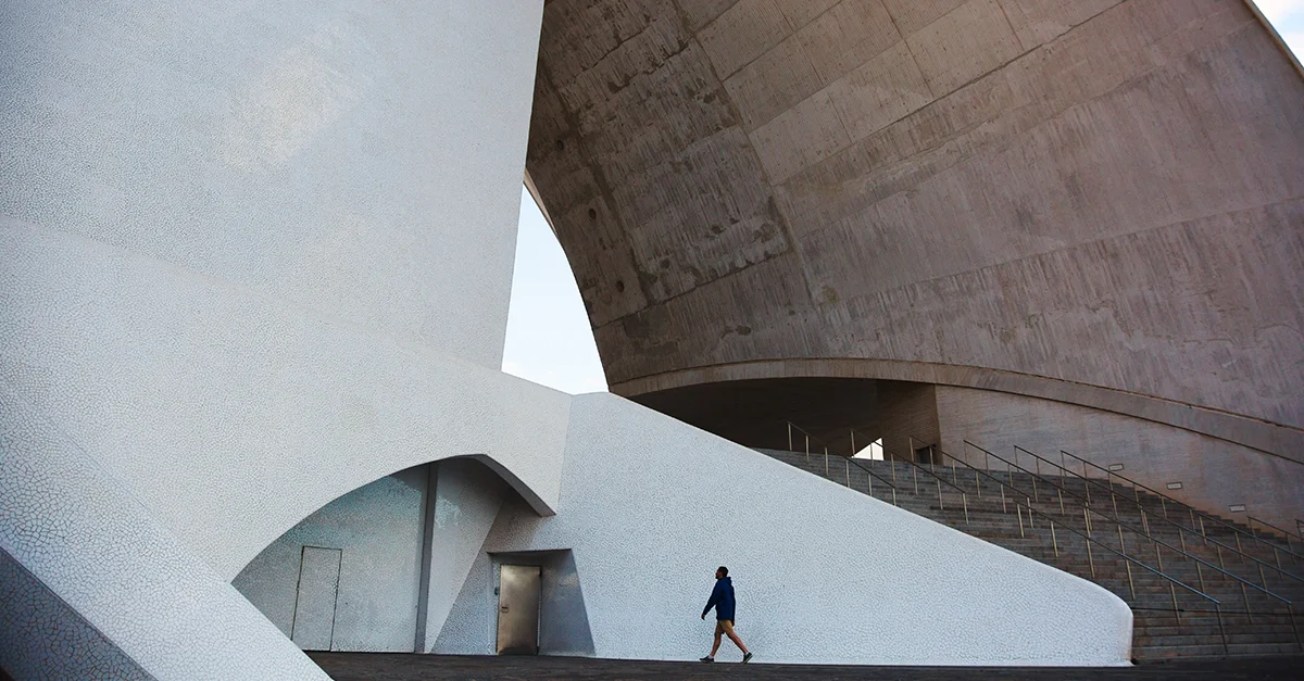 Hombre entrando en un edificio de diseño vanguardista