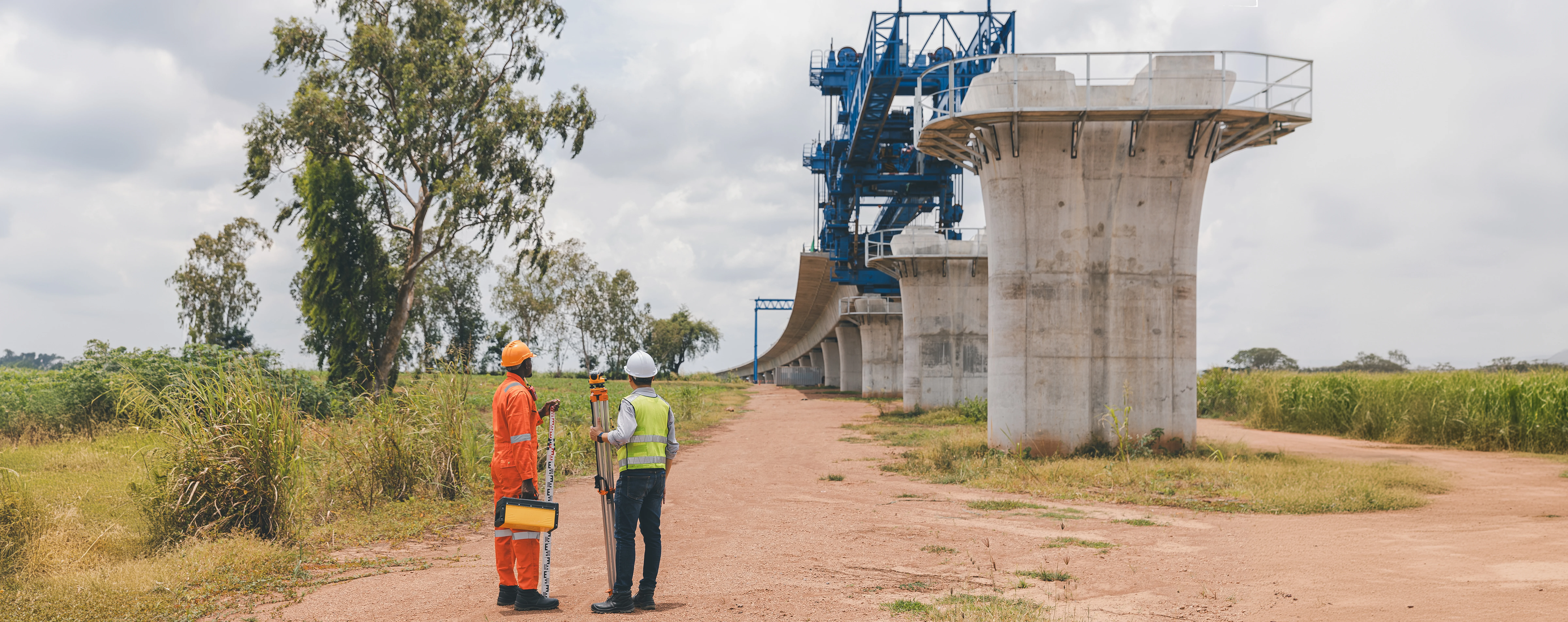 Estrutura de viaduto destacando pilares de concreto e ressaltando a importância da manutenção para evitar queda de viaduto.