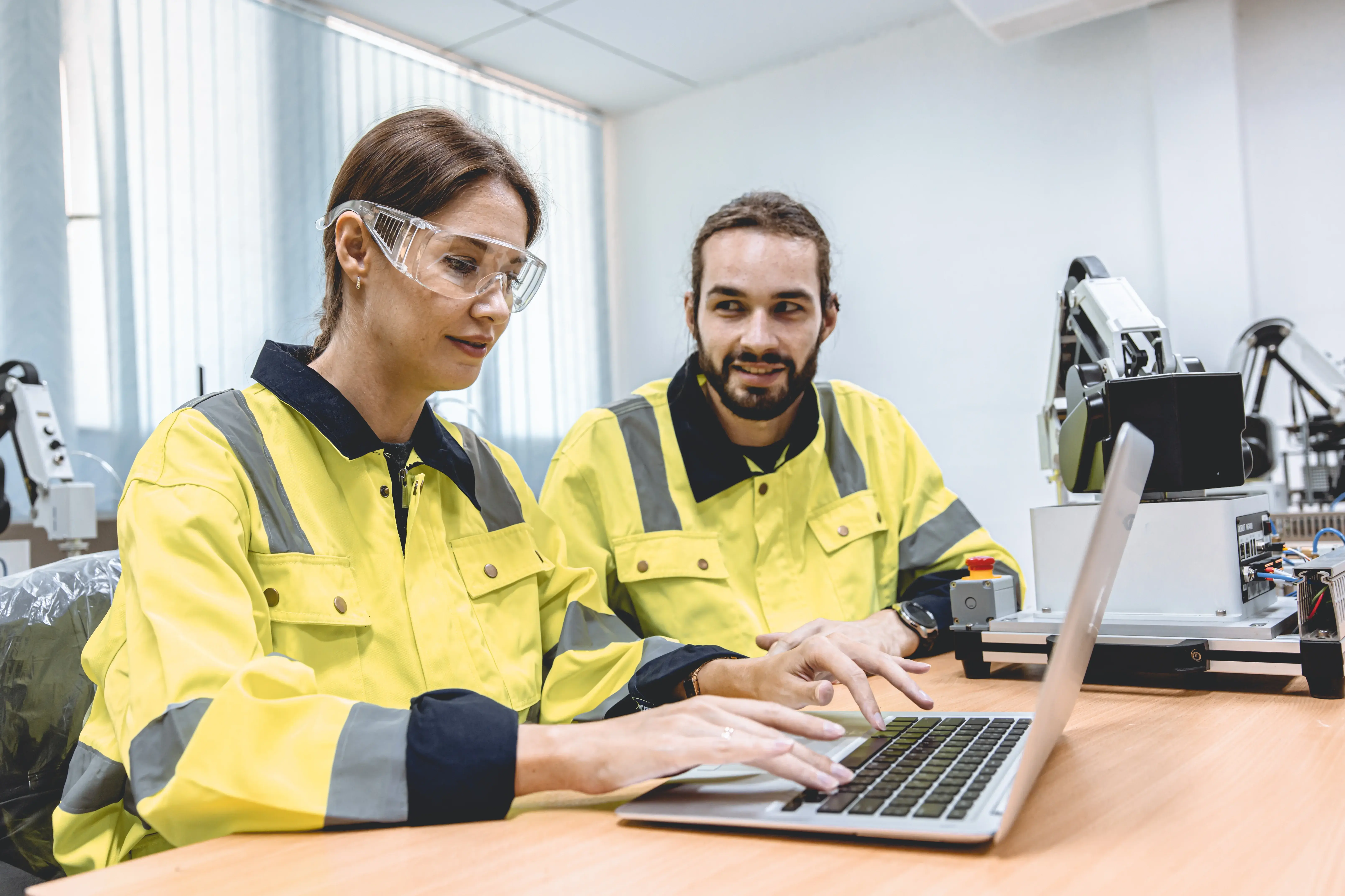 Engenheiros aproveitando as possibilidades de customização e personalização do software de manutenção que possuem