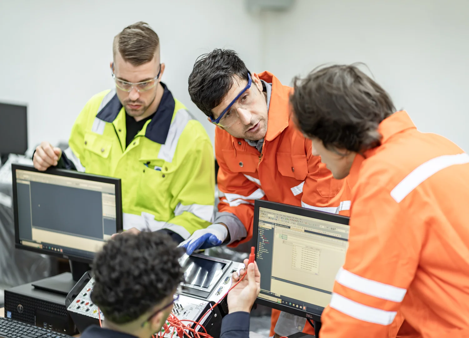 Equipe de manutenção analisando e planejando operações de manutenção preventiva