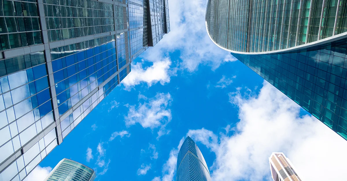 Conjunto de edificios modernos con cielo al fondo