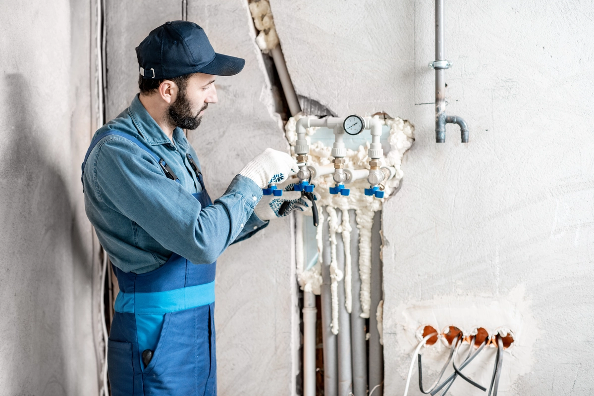 Técnico de manutenção fazendo manutenção do sistema de aquecimento de água.